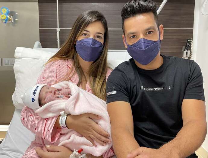 Los padres de la recién nacida, Eva y Yonathan, con su hija/TA.